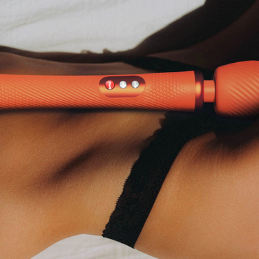 Wand massaggiante Vim sul corpo di una donna #colore_arancione